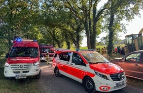 Freiwillige Feuerwehr Osterholz-Scharmbeck: FW Osterholz-Scharm.: Komplexe technische Rettung: Person von Maishäcksler erfasst