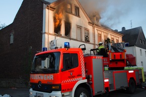 FW Menden: Feuerwehr Menden rettet 12 Personen bei Wohnungsbrand