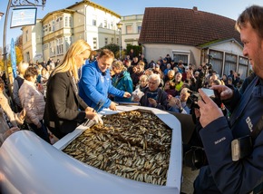 Fischsommelier erzielt im Kaiserbad Heringsdorf auf Usedom RID-Weltrekord mit »größter Fischkonservendose« der Welt