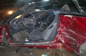 Polizeiinspektion Hameln-Pyrmont/Holzminden: POL-HOL: Holzminden - Stahler Ufer: Schwerer Unfall fordert drei Schwerverletzte - Fahrer lebensgefährlich verletzt / PKW Totalschaden -