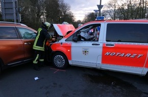 Feuerwehr Dortmund: FW-DO: 16.04.2021 - Verkehrsunfall mit einem Notarzteinsatzfahrzeug.