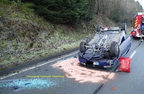 Feuerwehr Plettenberg: FW-PL: Schwerer Verkehrsunfall auf spiegelglatter Fahrbahn in Plettenberg OT Landemert