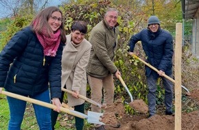 Bund deutscher Baumschulen (BdB) e.V.: Ein Zukunftsbaum für Landau: MdEP Christine Schneider pflanzt Rot-Eiche im Savoyenpark in Landau