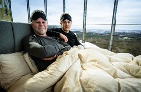 ProSieben: Was kostet guter Schlaf? Das testen Jenke von Wilmsdorff und Sohn J&aacute;nik im "JENKE. Experiment. Schlaflos" zum Auftakt der "JENKE"-Reportagen-Reihe auf ProSieben