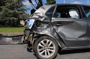 Kreispolizeibehörde Herford: POL-HF: Verkehrsunfall beim Abbiegen - 25-jähriger Motorradfahrer schwer verletzt