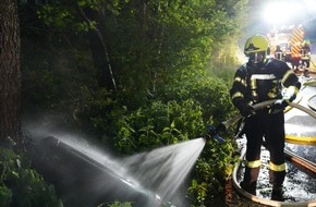 Feuerwehr Flotwedel: FW Flotwedel: Ferienhaus in Vollbrand - Nächtlicher Einsatz für die Feuerwehren der Samtgemeinde Flotwedel