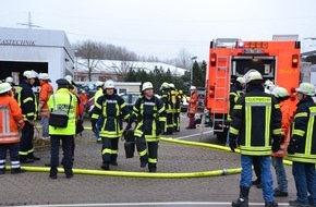 Polizeiinspektion Hameln-Pyrmont/Holzminden: POL-HOL: Flammen schlagen aus Autogaswerkstatt   Großeinsatz der Rettungskräfte / 28-Jähriger leicht verletzt