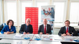Santander Consumer Bank AG: Santander unterstützt die Universität Bremen - Abkommen über eine Zusammenarbeit unterzeichnet - Finanzielle Förderung und Vergabe von 20 Stipendien (BILD)