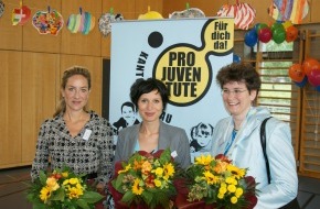 Pro Juventute: Pascale Bruderer und Carolina Müller-Möhl lehren Kinder sparen / Pro Juventute fördert Finanzkompetenz an Schulen