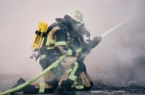 Feuerwehr Essen: FW-E: Mehrere Pkw brennen auf Parkstreifen in Essen-Altenessen-S&uuml;d