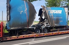 Polizeiinspektion Neubrandenburg: POL-NB: Brand eines Lkw-Anhängers sorgt für lang andauernde Verkehrseinschränkungen