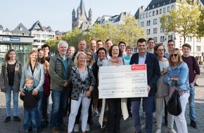 Santander Consumer Bank AG: Santander spendet 2 500 Euro an Jörg Weise Association