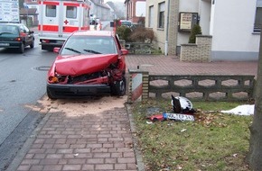 Polizeiinspektion Hameln-Pyrmont/Holzminden: POL-HOL: Delligsen - Hilsstraße: Unter Medikamenteneinfluss - Totalschaden - 30jähriger Fahrer blieb unverletzt -