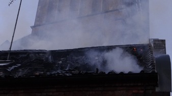 Feuerwehr Kalkar: Dachstuhlbrand - Wohnungen unbewohnbar, keine Verletzen