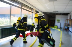 Feuerwehr Böblingen: FW Böblingen: ALARMÜBUNG HAUPTAMTLICHE KRÄFTE IN SCHULZENTRUM