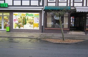 Polizeiinspektion Hildesheim: POL-HI: VU mi Flucht in Bad Salzdetfurth, Oberstraße 13, Höhe Bastelgeschäft/Ihr Platz