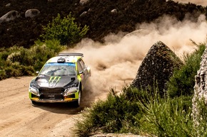 Akropolis-Rallye Griechenland: Škoda Fahrer Andreas Mikkelsen und Sami Pajari kämpfen um WRC2-Titel