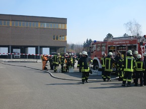 FW-AR: Brand bei Firma Umarex in Arnsberg-Neheim löst Großeinsatz aus