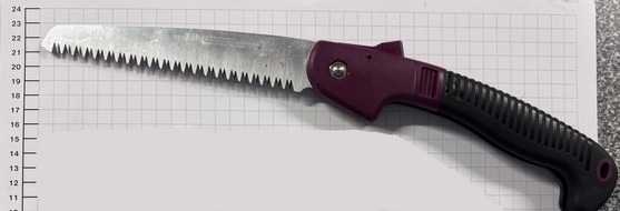 Bundespolizeidirektion Sankt Augustin: BPOL NRW: Reinigungskraft rassistisch beleidigt - Bundespolizei findet ausklappbare Hands&auml;ge bei 65-J&auml;hrigem