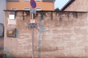Polizeidirektion Pirmasens: POL-PDPS: Rieschweiler-Mühlbach - Bei Unfall Mauer eingerissen und anschließend geflüchtet