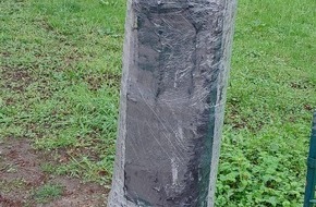 Polizeidirektion Bad Segeberg: POL-SE: Wedel - Polizei sucht Hinweise zu zwei Sachbeschädigungen - Verstopfte Drainage überschwemmt landwirtschaftliche Fläche - Zudem mutwillig beschädigte Bäume im Stadtgebiet