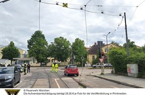 Feuerwehr München: FW-M: Lkw reißt Stromleitung ab - zwei Personen in Pkw eingeschlossen (Ramersdorf)