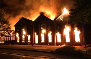 Feuerwehr Dorsten: FW-Dorsten: Fitnessstudio und Tennishalle durch Brand komplett zerstört.