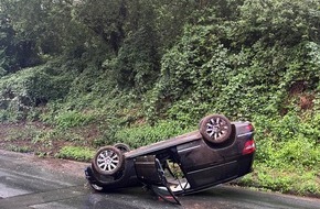 Polizeiinspektion Hildesheim: POL-HI: Pkw &uuml;berschl&auml;gt sich - Verkehrsunfall fordert eine leicht verletzte Person
