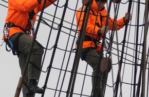 Presse- und Informationszentrum Marine: Segel setzen mit Kurs Atlantik - Das Segelschulschiff "Gorch Fock" startet zur 163. Auslandsausbildungsreise (FOTO)