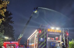 Feuerwehr Ense: FW Ense: Zug&uuml;bung: Brand in einem Maschinenlager