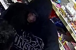Polizeiinspektion Aurich/Wittmund: POL-AUR: Aurich - Zeugen nach Raub auf Tankstelle gesucht (Fotos des Täters)