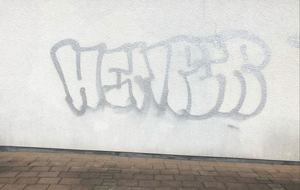 Kreispolizeibehörde Olpe: POL-OE: Unbekannte beschmieren Hauswand mit Graffiti