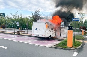 Feuerwehr Bochum: FW-BO: Brand eines Wohnmobils auf dem Parkplatz des Ruhrparks - Keine Verletzten