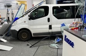 Kreispolizeibehörde Oberbergischer Kreis: POL-GM: Blitzeinbruch - Mit dem Auto direkt ins Geschäft
