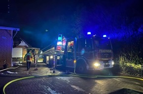 Feuerwehr Minden: FW Minden: 1 Verletzter Feuerwehrmann bei Löscharbeiten an der Lübbecker Str. in Minden Dützen