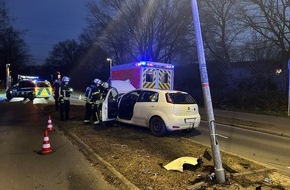 Feuerwehr Moers: FW Moers: Laterne durch Unfall auf der Rathausallee in Schieflage
