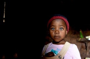 cbm Christoffel-Blindenmission e.V.: Das Wunder in Kindras Augen / Mit einer Grauen-Star-OP schenkt die CBM in den ärmsten Ländern unzähligen Kindern Augenlicht und die Chance auf ein besseres Leben