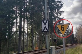 Bundespolizeiinspektion Klingenthal: BPOLI KLT: Diebstahl eines Signalschildes beeintr&auml;chtigt Bahnverkehr - Bundespolizei sucht Zeugen