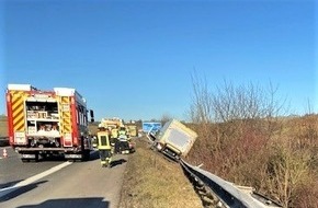 Verkehrsdirektion Mainz: POL-VDMZ: LKW prallt auf Pannen-PKW und rutscht in die Böschung