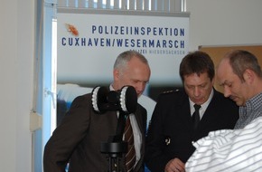 Polizeiinspektion Cuxhaven: POL-CUX: Polizei stellt Kriminalstatistik 2009 vor + Digitale Technik unterstützt erfolgreiche Polizeiarbeit + Sichere Region + Aufklärungsquote erreicht neuen Spitzenwert