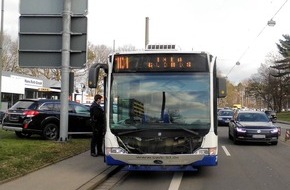 Polizeipräsidium Westpfalz: POL-PPWP: Kaiserslautern: Pkw kollidiert mit Bus