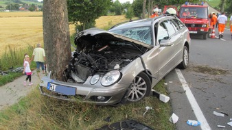 Polizeiinspektion Hameln-Pyrmont/Holzminden: POL-HOL: Bundesstraße 3: Ammensen - Varrigsen: Von der Fahrbahn abgekommen und gegen Baum geprallt - Beide Insassen schwer verletzt / 20.000, -- EUR Sachschaden -