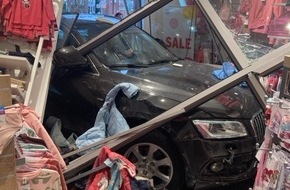 Polizeiinspektion Cuxhaven: POL-CUX: Verkehrsunfall in Beverstedt - Seniorin verwechselt offenbar Gas und Bremse und fährt in Ladenzeile - glücklicherweise keine Verletzten (Fotos im Anhang)