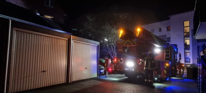 Freiwillige Feuerwehr Werne: FW-WRN: TH_1 - LZ1 - großer Sonnenschirm hängt in ca. 10 m Höhe auf einem Balkon/Dach