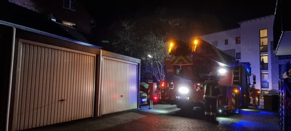 Freiwillige Feuerwehr Werne: FW-WRN: TH_1 - LZ1 - großer Sonnenschirm hängt in ca. 10 m Höhe auf einem Balkon/Dach