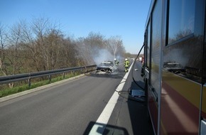 Feuerwehr Dinslaken: FW Dinslaken: PKW-Brand, defekter Herd und Verkehrsunfall.