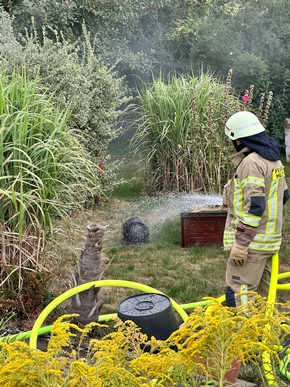 FW Helmstedt: Brennen mehrere Gartenlauben in voller Ausdehnung