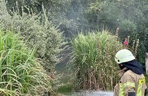 Feuerwehr Helmstedt: FW Helmstedt: Brennen mehrere Gartenlauben in voller Ausdehnung