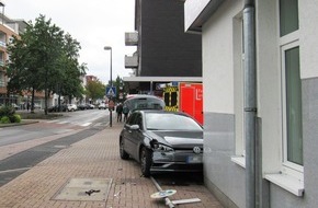 Polizei Mettmann: POL-ME: Internistischer Notfall: 79-Jährige kracht mit Auto in Hauswand - 
Langenfeld - 1909175