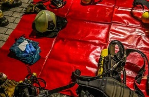 Feuerwehr Dresden: FW Dresden: Mehrere Fahrzeuge brennen - Feuerwehr verhindert das Übergreifen auf ein Gebäude